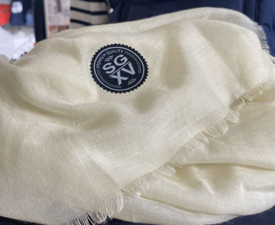 Echarpe l&eacute;g&egrave;re &agrave; franges &eacute;crue